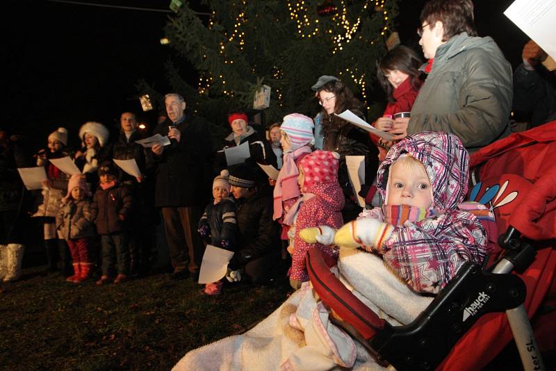 Do akce Česko zpívá koledy se zapojili i lidé v brněnských Černovicích.