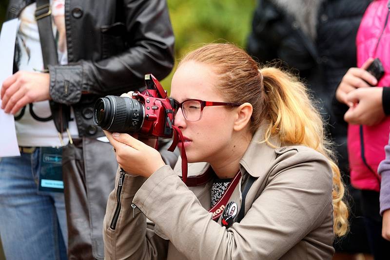 Do brněnské zoologické zahrady vyrazily desítky lidí. Podepsala se jim tam zpěvačka Ewa Farna.