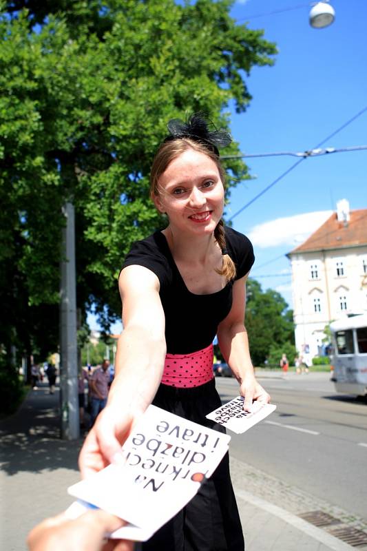 Kejklíře na chůdách, na jednokolce nebo jen ve veselých oblečcích mohli v pondělí Brňané vidět v centru Brna.