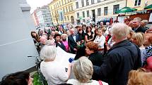 Skleněnou desku na památku sto čtyřicátého pátého výročí narození architekta Dušana Samo Jurkoviče odhalili dnes zástupci ženského spolku Vesna, Moravské galerie v Brně a města Brna. 