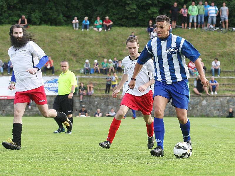 Hokejisté brněnské Komety ve čtvrtek v Jundrově odehráli benefiční utkání proti týmu Svatoanenské fotbalové ligy, za který nastoupili především zaměstnanci brněnských nemocnic.