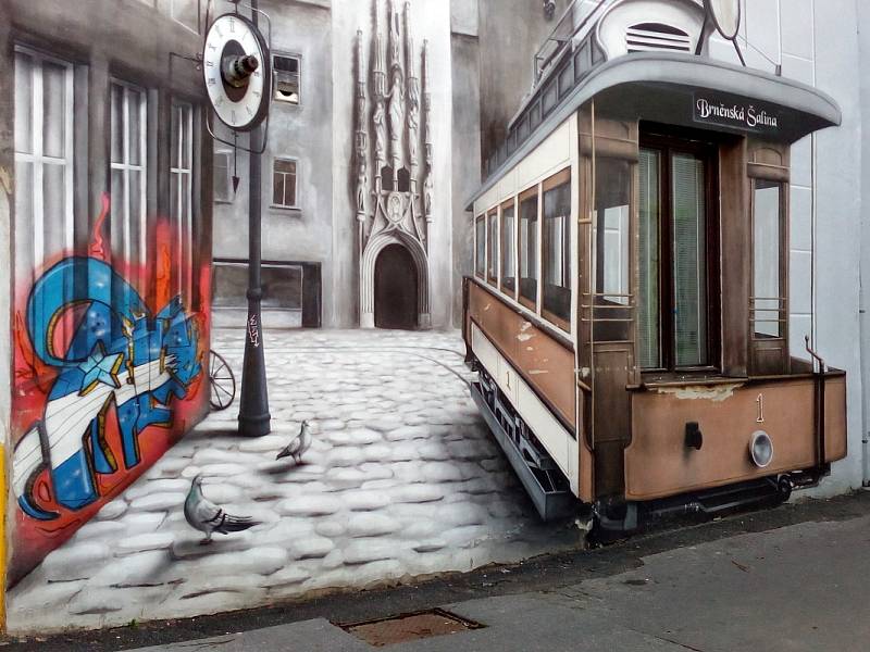Na jednom z domů ve vnitrlobloku Václavské ulice v Brně se objevila Stará radnice. Pohled na ni zdobí stará tramvaj zabudovaná do domu, létající krokodýl i vlajka v barvách Brna. Na zeď jinak nevzhledného domu pohled na radnici namalovali umělci.