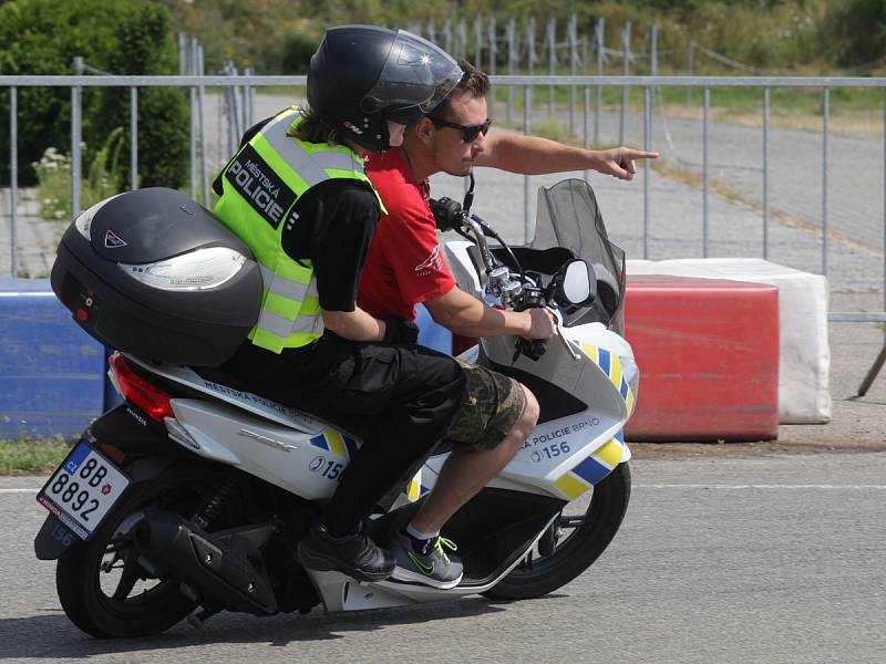 Pilotního kurzu zaměřeného na jízdu na skútru v městském provozu se v pondělí účastnilo patnáct brněnských strážníků, na Masarykově okruhu je školil závodník Karel Abraham a testovací jezdec Karel Táborský.