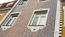 Mozaika vznikala z tvrdé keramické dlažby. Autor nemá spočítáno, kolik kousků musel vedle sebe naskládat, aby dům oživil.