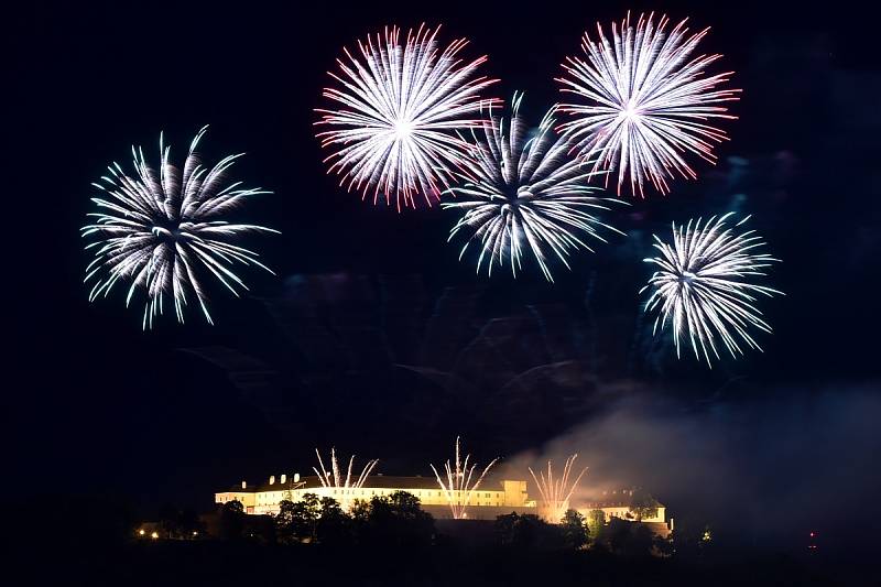 Oblohu nad Špilberkem v sobotu prozářil závěrečný nesoutěžní ohňostroj festivalu Ignis Brunensis. Podívaná nesla název Nebe na zemi podle slov známé skladby Jaroslava Ježka.