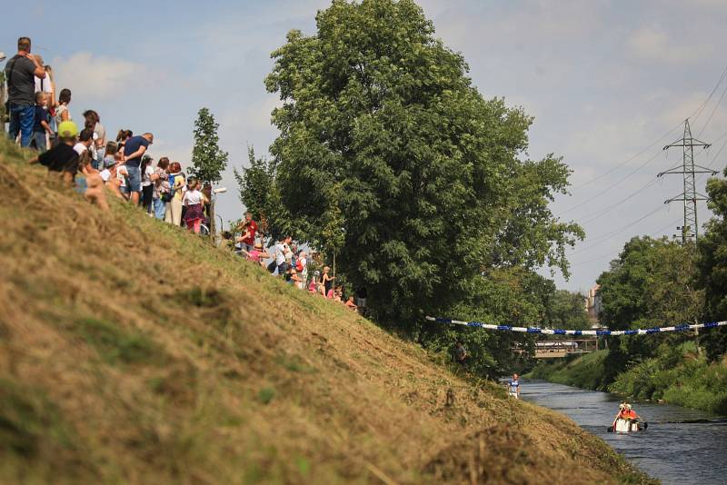 Na Černovickém nábřeží se zájemci utkali o vítězství v takzvané neckyádě. Na Svitavu nasedli v libovolném plavidle a snažili se označenou trať projet co nejrychleji.