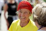 Dáma, nad jejímiž výkony zůstává rozum stát. Pětasedmdesátiletá německá vytrvalkyně Sigrid Eichnerová v neděli v Lomnici u Tišnova na Brněnsku zahájila cestu za rekordem, která vyvrcholí v pátek.