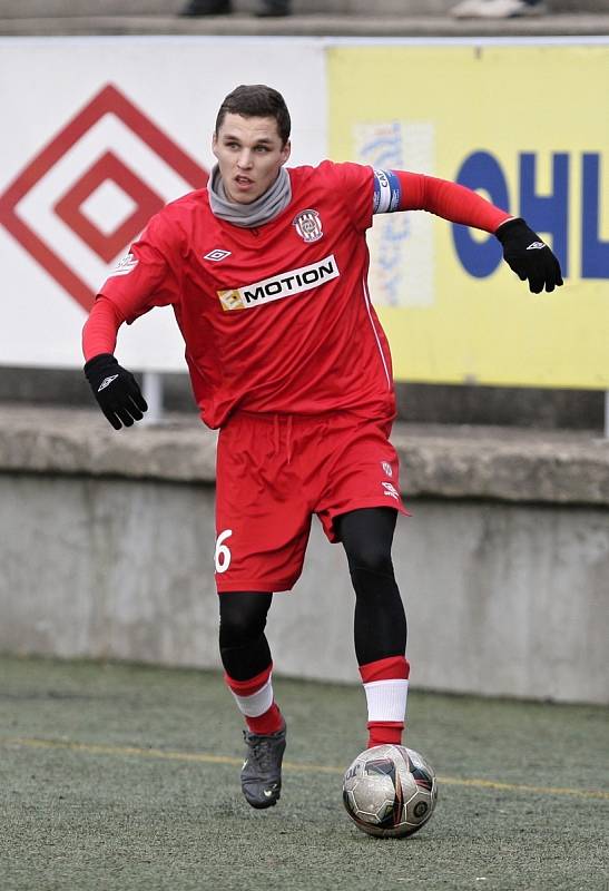 Jihomoravský souboj v Tipsport lize ovládlo Znojmo, které porazilo 1:0 brněnskou Zbrojovku (v červeném).