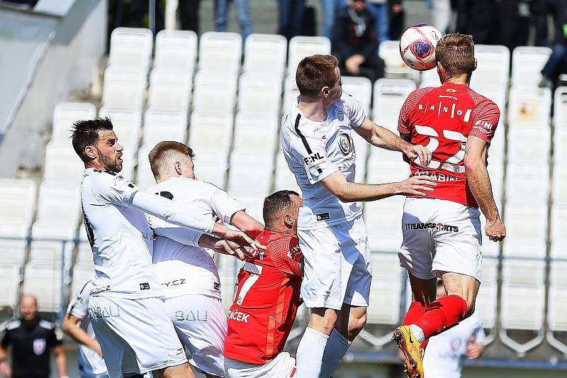 Fotbalisté Vyškova (v bílém) prohráli s vedoucí Zbrojovkou Brno na svém stadionu v Drnovicích 0:2.