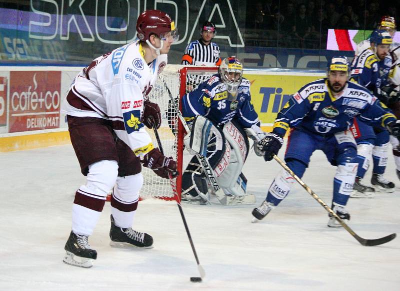 Kometa (v modrém) v sedmém semifinálovém zápase porazila 5:4 Spartu a postoupila do finále.