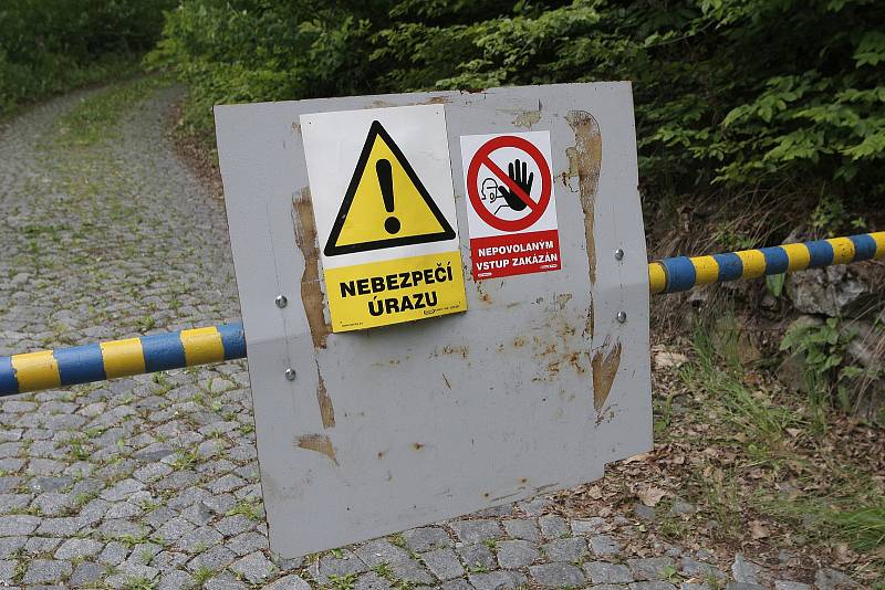 Bývalá léčebna dlouhodobě nemocných v lese poblíž Bílovic nad Svitavou tři roky poté, co ji Fakultní nemocnice Brno musela zavřít.