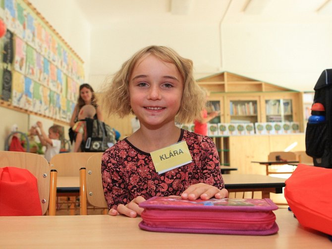První školní den si ve čtvrtek užila i šestiletá Klára Kupsová.
