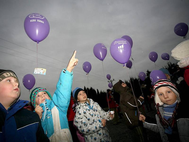 Tisíce balonků po celé republice vyletěly k nebi s vánočním přáním pro Ježíška. 