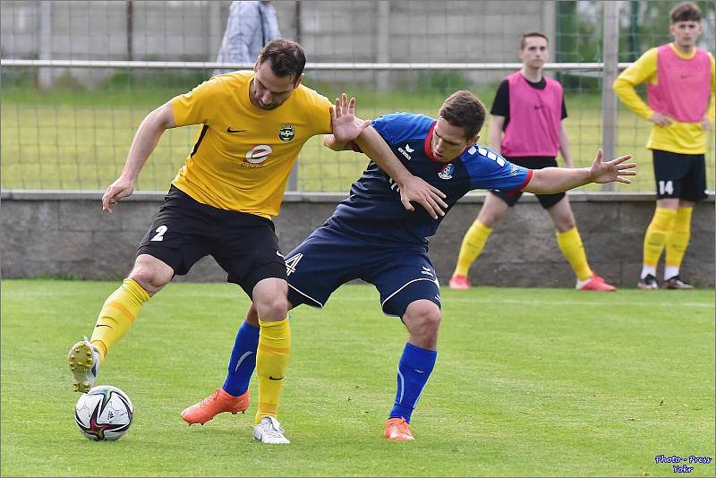 Rosičtí fotbalisté (ve žlutém) vyhráli v Blansku 1:0.