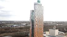 AZ Tower, nejvyšší budova v České republice, se novým nájemníkům otevřela v létě roku 2013, stavět ji začali 20. dubna 2011.