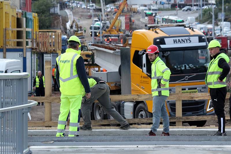 Dělníci v pondělí instalují nosníky nového mostu přes řeku Svitavu. Jedná se o součást stavby velkého městského okruhu Tomkovo náměstí v Brně. V akci je největší automobilový jeřáb s teleskopickým ramenem v České republice.