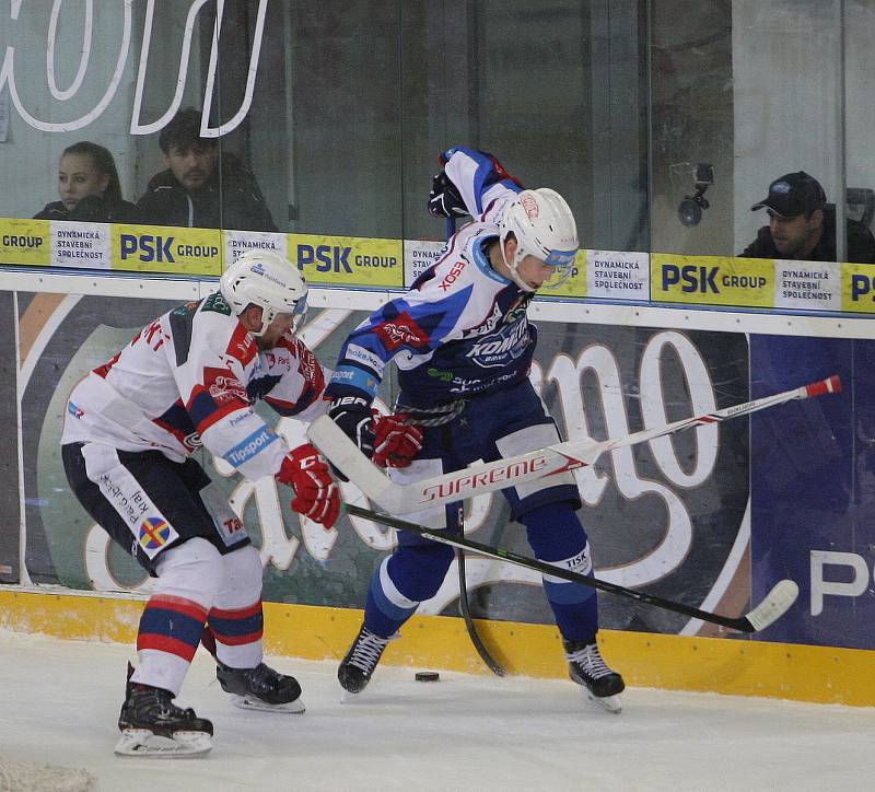 Hokejisté brněnské Komety v 47. extraligovém kole doma přetlačili Pardubice 2:1. Na snímku Nečas a Trončinský (PA).