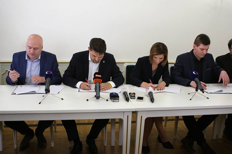 Podpis koaliční smlouvy v Brně.