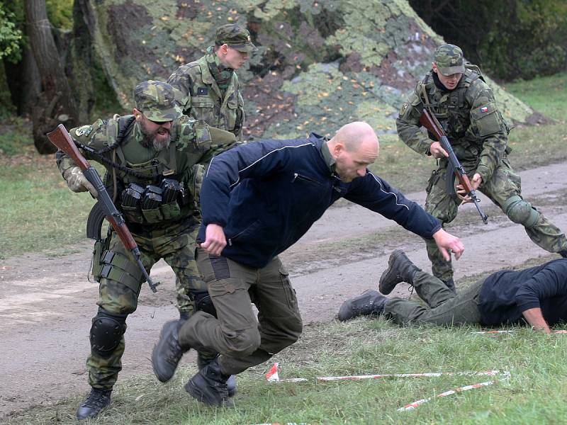 V areálu rozvodny v Sokolnicích na Brněnsku ve středu cvičili zásahy vojáci, policisté a záchranáři Českého červeného kříže.