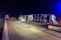 Dopravní nehoda nákladního vozu zablokovala ve pondělí večer dálnici D1 ve zúžení na 169. kilometru.
