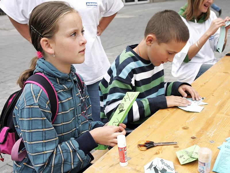 Vynálezy, pokusy a hříčky vystavovaly brněnské instituce na náměstí Svobody v Brně.