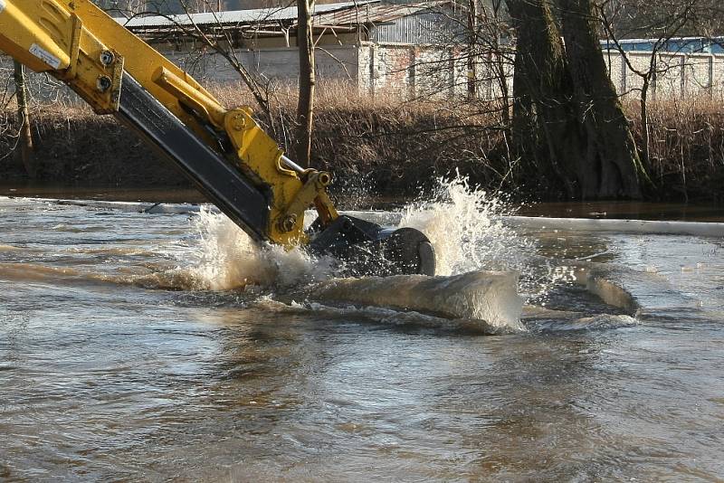 Na řece Svratce v Tišnově pomáhal speciální bagr, který rozbíjel kry blokující průtok vody.