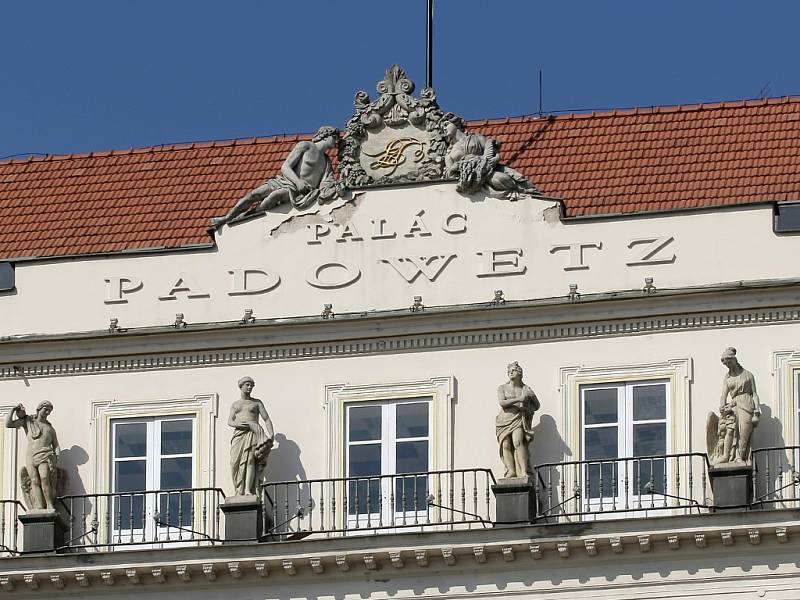 V paláci Padowetz byl až do roku 1946 hotel. Později kanceláře a hodně známý bufet.
