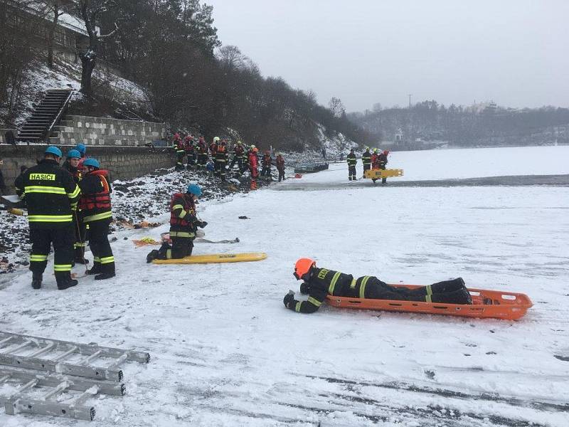 Jak zachránit lidi, kteří se proboří pod led, cvičili minulý týden hasiči na Brněnské přehradě. Čtyřdenního výcviku se účastnilo přes sto jihomoravských profesionálních i dobrovolných hasičů včetně členů brněnské Vodní záchranné služby.