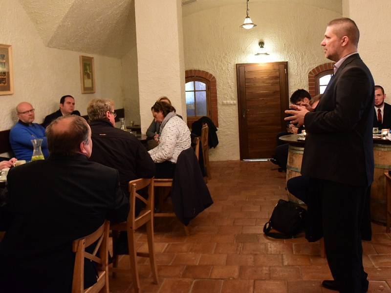 Doprava a vinařství. Hlavní dvě témata debaty jihomoravského Deník-busu v mikulovském hotelu Galant.