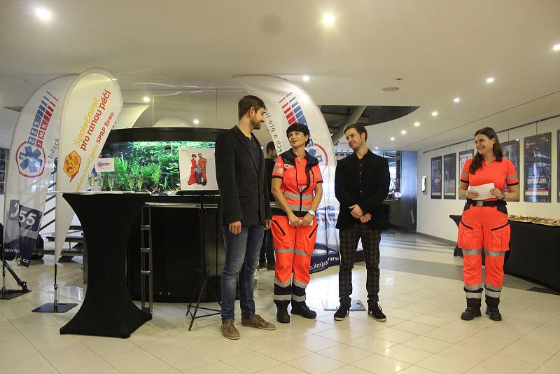 Jihomoravští záchranáři představili nový kalendář, který nafotili s herci brněnského městského divadla.