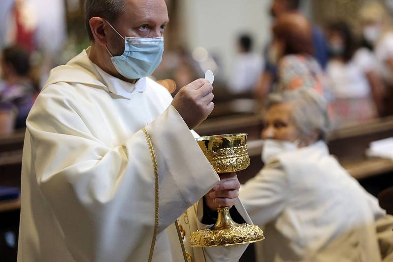 Eucharistický průvod Těla a Krve Páně vyrazil z kostela sv. Janů-minorit Jánskou ulicí na Pohořelec. Zde proběhla krátká pobožnost, do které duchovní zapojili i novou sochu Asteroid na Kobližné ulici.