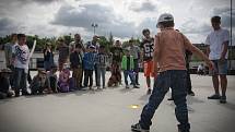 Děti a studenti hráli ve středu za Lužánkami kuličky. Na akci s názvem Kuličkiáda ochutnali také výrobky z cizrny a hrachu.