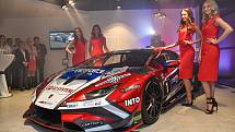 Dámy a pánové, seznamte se. Toto je Lamborghini Huracan Super Trofeo EVO, nový vůz brněnské závodní stáje Mičánek Motorsport. Hlavní technické parametry: desetiválec s výkonem 620 koňských sil a rychlostí přes tři sta kilometrů v hodině.