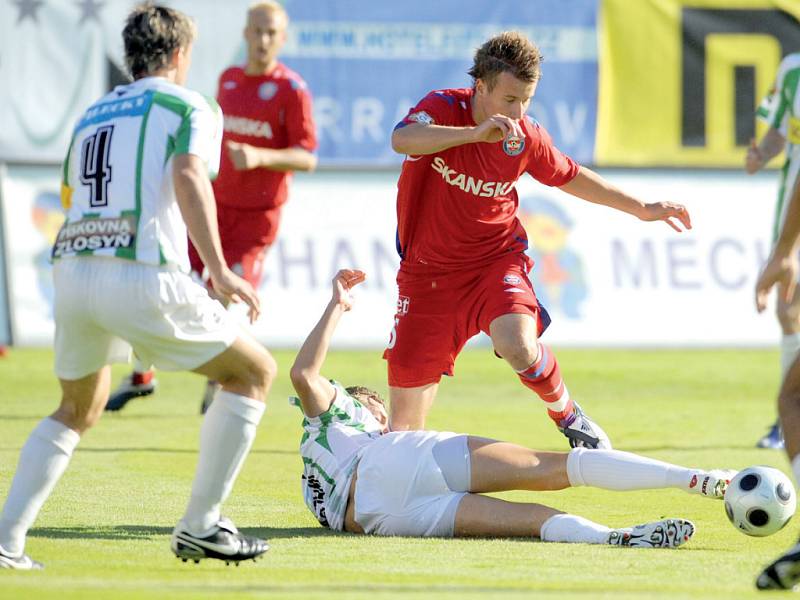 Lukáš Mareček v obležení hráčů Bohemians Praha.