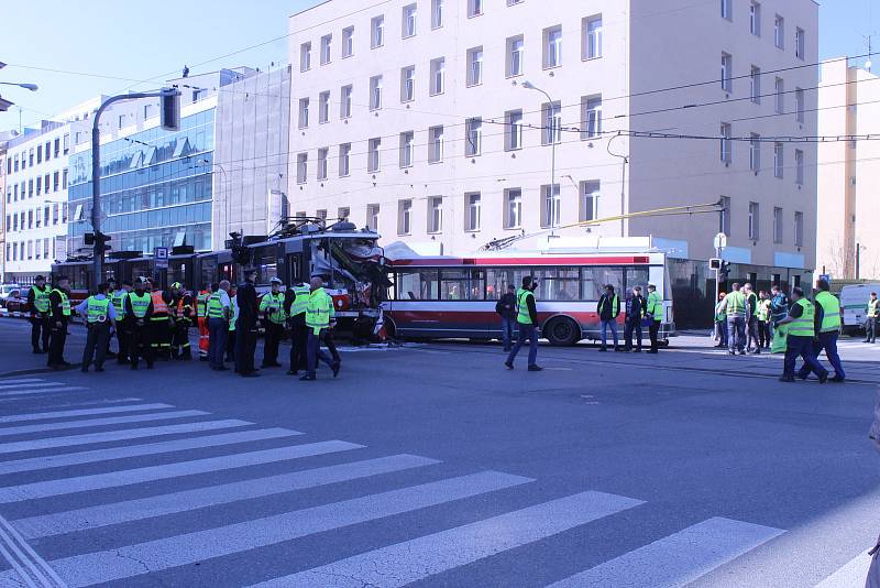 Prvního dubna 2019 se v Křenové ulici v Brně srazil trolejbus s tramvají. Při střetu se zranilo čtyřicet lidí.