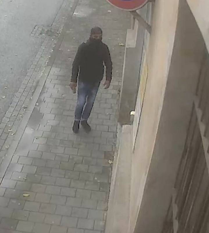 Zloděj kradl v brněnské nemocnici a zřejmě i v prodejně v centru.