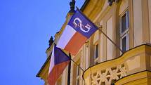 Ve středu 16. února se rozzářily významné budovy napříč republikou sokolskými barvami u příležitosti 160 let od založení organizace. Na snímku je sokolská vlajka na zámku v Libni.