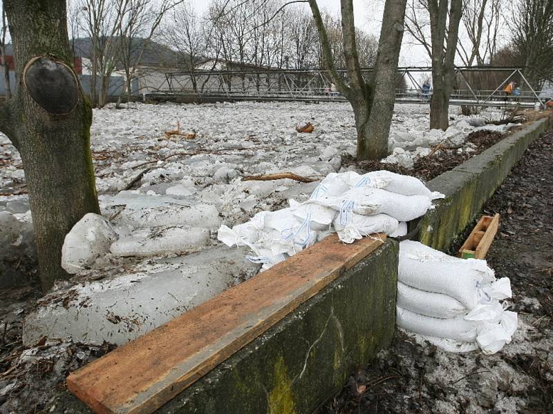 V Tišnově řeku Svratku ucpaly ledové kry. Na některých místech lidé nachystali zátarasy a pytle z písku.