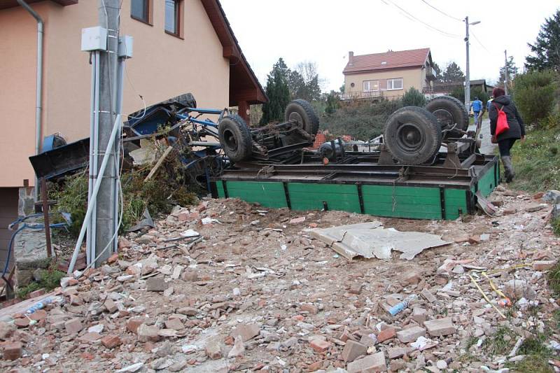 K tragické nehodě traktoru v Omicích na Brněnsku vyjeli ve čtvrtek odpoledne jihomoravští hasiči.