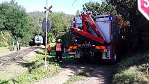 Osobní vlak srazil ve středu ráno auto na železničním přejezdu v Ivančicích. Řidička vozu zemřela.