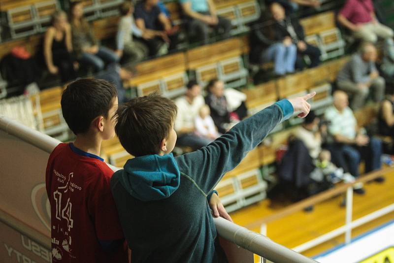 V prvním setu je srážela nervozita z prvního domácího duelu sezony před zaplněnou halou, pak se zklidnili a zápas dovedli do vítězného konce. Brněnští volejbalisté přehráli ve druhém kole nejvyšší soutěže Zlín 3:1.