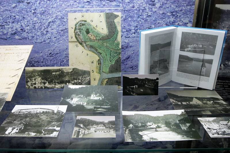 Vznik Novomlýnských nádrží, Vranovské a Brněnské přehrady připomíná výstava, která je dostupná od druhého května v Moravském zemském archivu na Palachově náměstí v Brně.