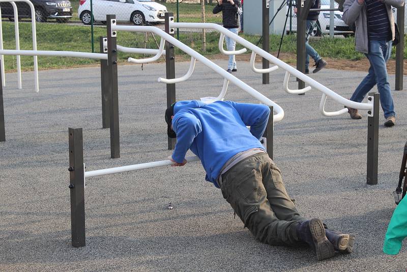 První workoutové hřiště pro handicapované se ve středu v Jundrově otevřelo Brňanům.