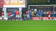 Brněnští fotbalisté (v červeném) na domácím trávníku zdolali Liberec 3:0.