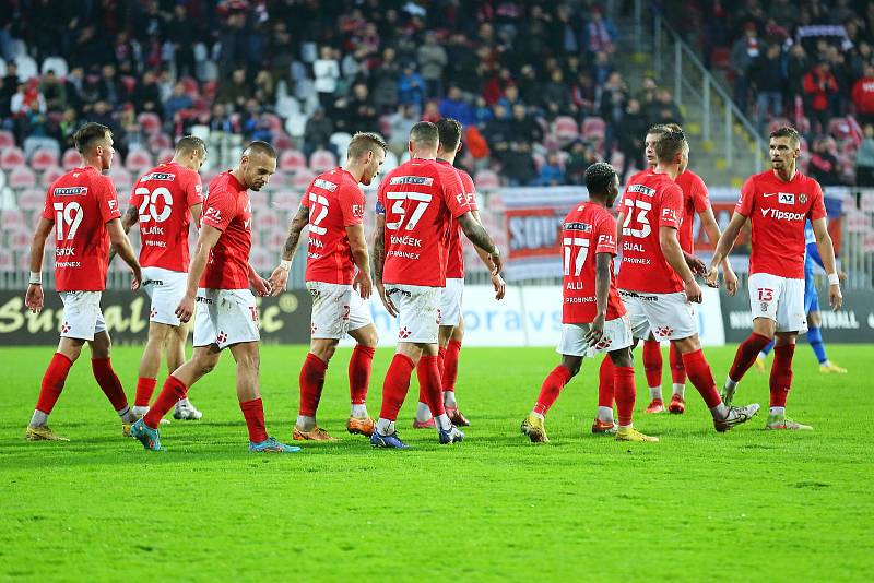 Brněnští fotbalisté (v červeném) na domácím trávníku zdolali Liberec 3:0.