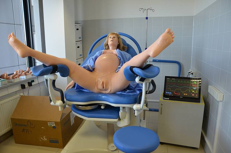 Ve cvičné nemocnici budou mít i simulátor porodu.