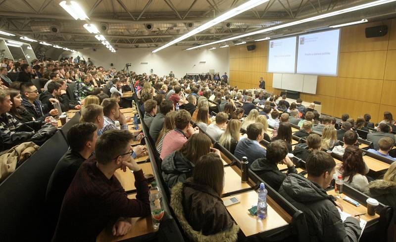 Na úterní přednášky ministra financí Andreje Babiše na brněnském Vysokém učení technickém a Mendelově univerzitě dorazily stovky studentů. Část z nich narušila průběh vypuštěním balónků, které se ale nevznesly.