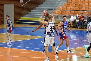 Brněnští basketbalisté (v bílém) v přípravě doma zdolali maďarský Atomeromu Paks 73:66.