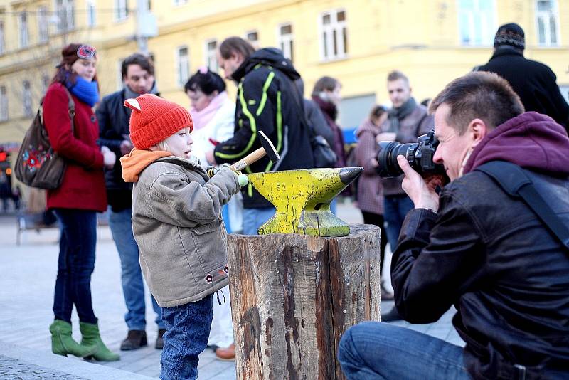 Petice a údery kladivem do kovadliny. To je podpora brněnských divadel ústeckému Činohernímu studiu.