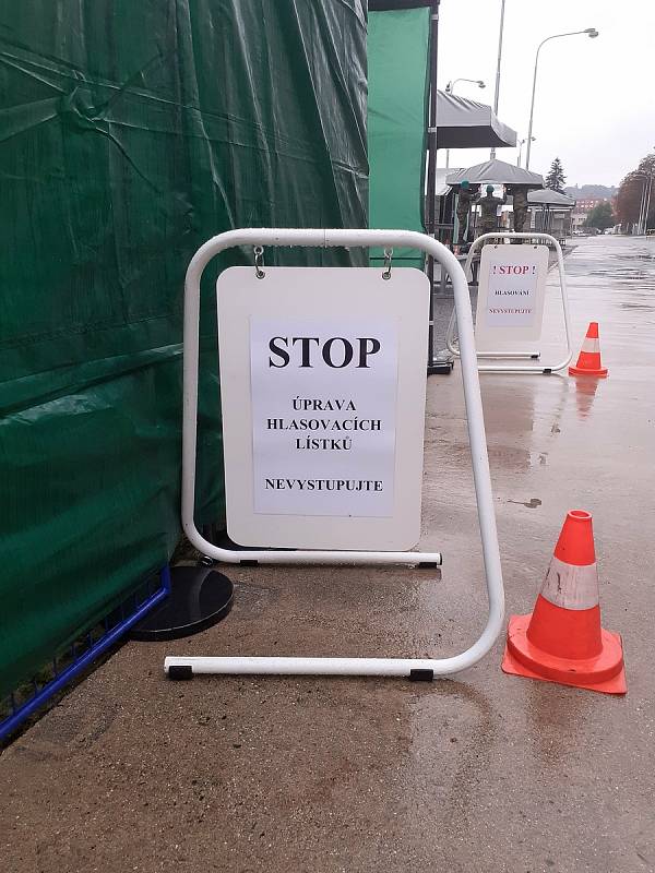 Někteří Brňané v karanténě už hlasovali ve sněmovních volbách z auta na takzvaném drive-in stanovišti na brněnském výstavišti.